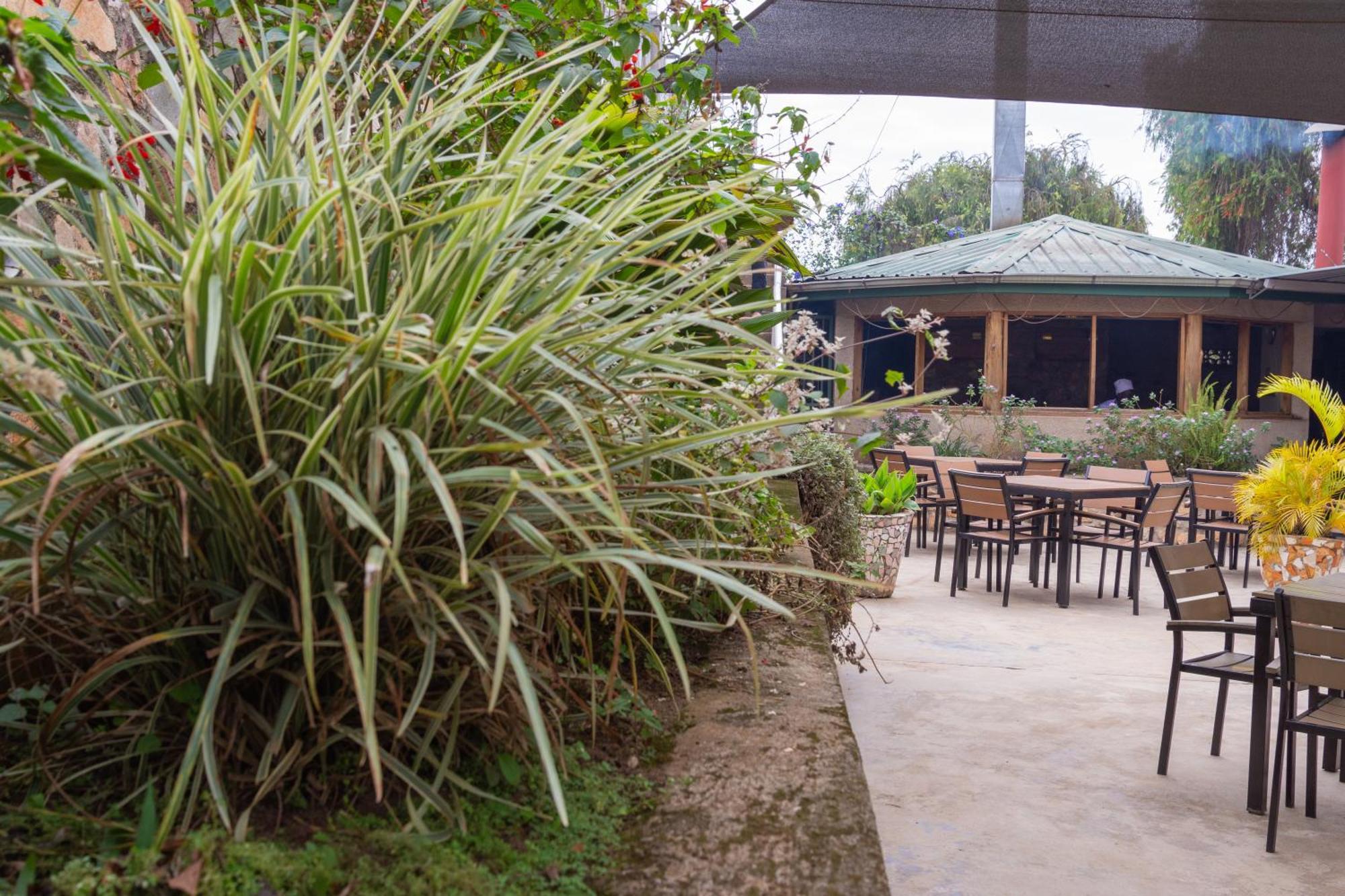 Dutchess Hotel And Restaurant Fort Portal ภายนอก รูปภาพ