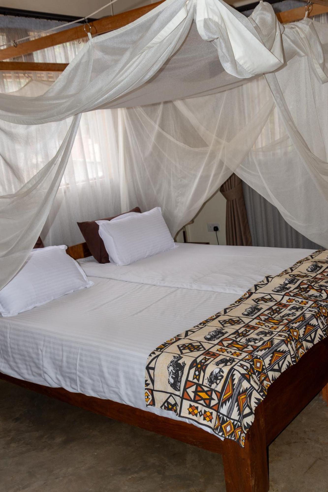 Dutchess Hotel And Restaurant Fort Portal ภายนอก รูปภาพ