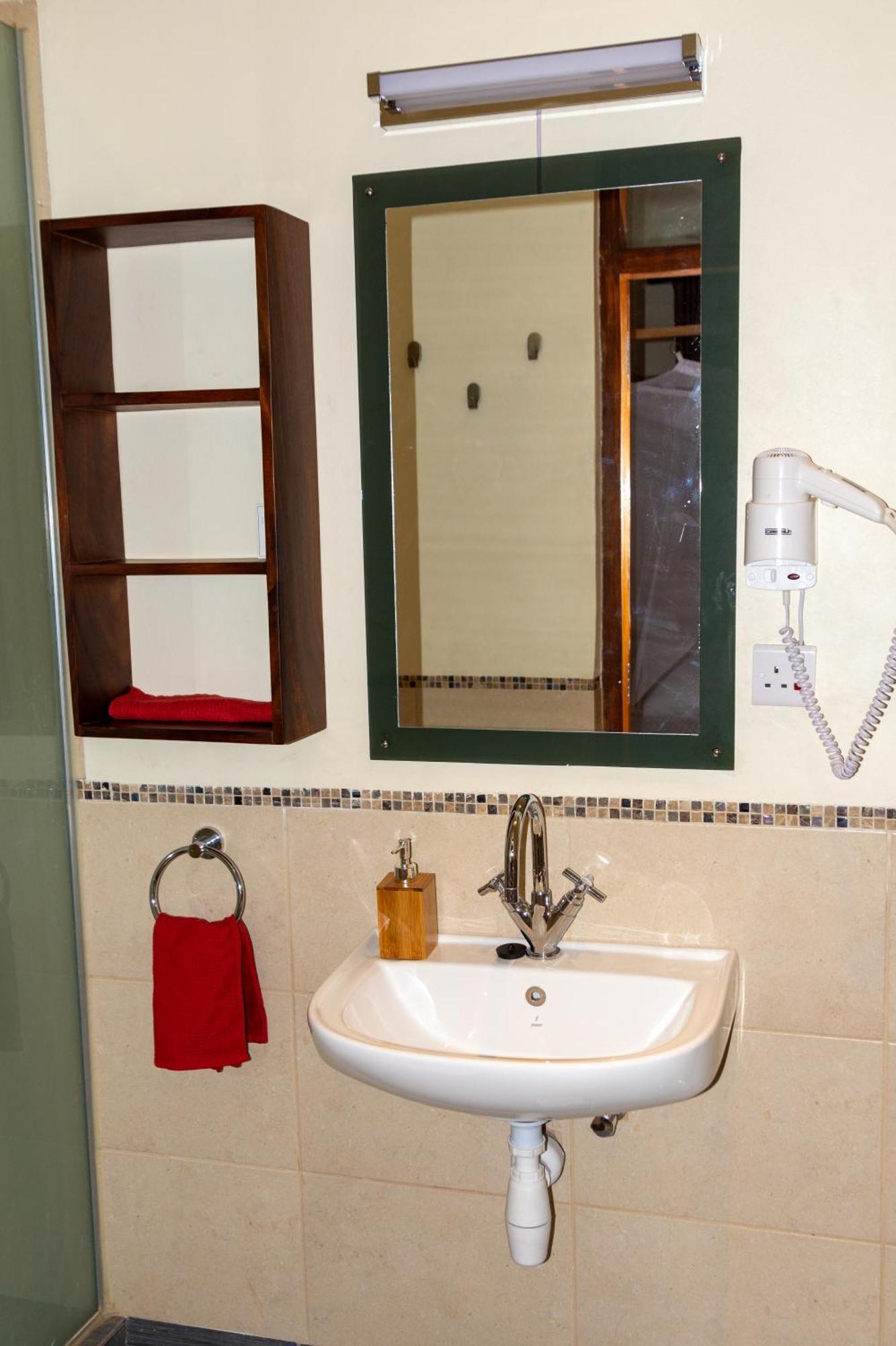 Dutchess Hotel And Restaurant Fort Portal ภายนอก รูปภาพ