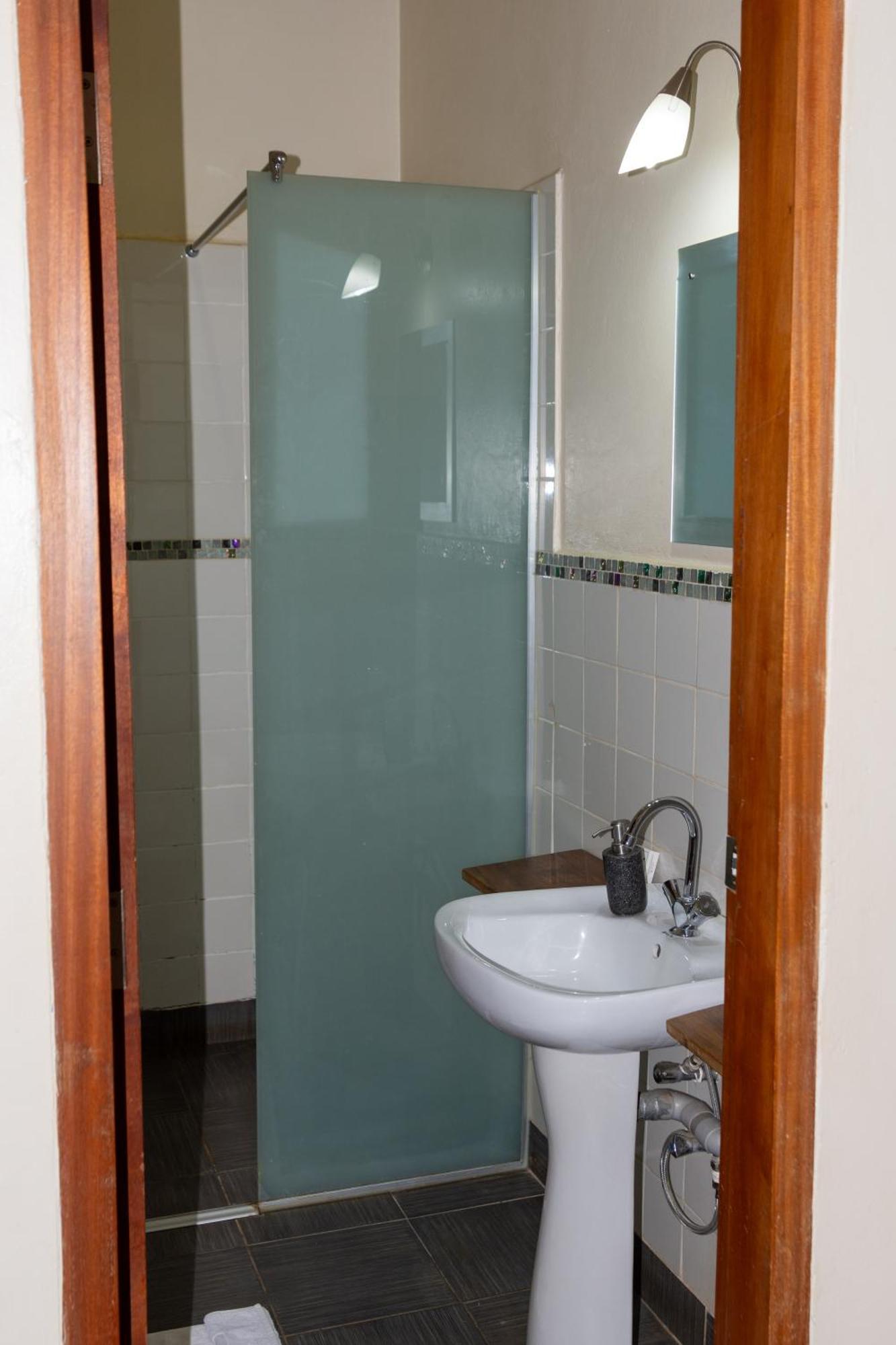 Dutchess Hotel And Restaurant Fort Portal ภายนอก รูปภาพ